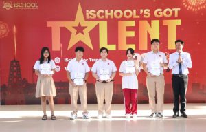 Các bạn nhận thưởng & giấy khen trong buổi SHDC