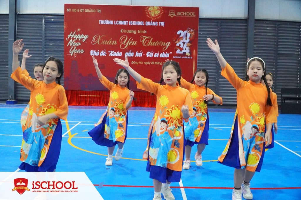 iSCHOOL QUẢNG TRỊ: RỘN RÀNG SẮC XUÂN TRONG GALA “XUÂN GẮN KẾT – TẾT SẺ CHIA”