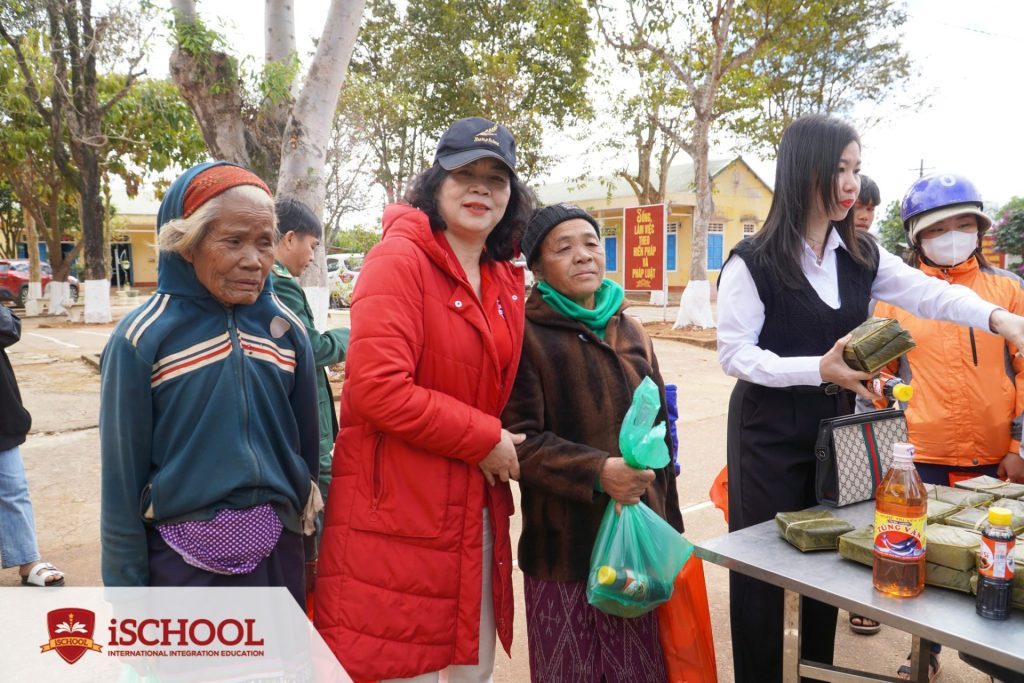 ẤM ÁP CHUYẾN THIỆN NGUYỆN TỚI ĐỒNG BÀO NGHÈO