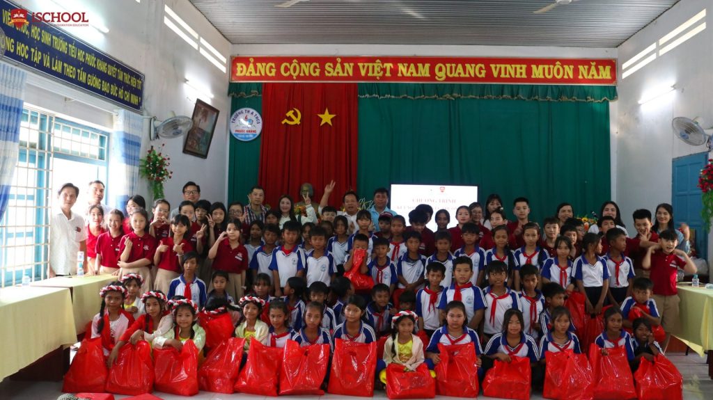Chuyến xe Bình An số 16: Trao yêu thương đến cho học sinh miền núi