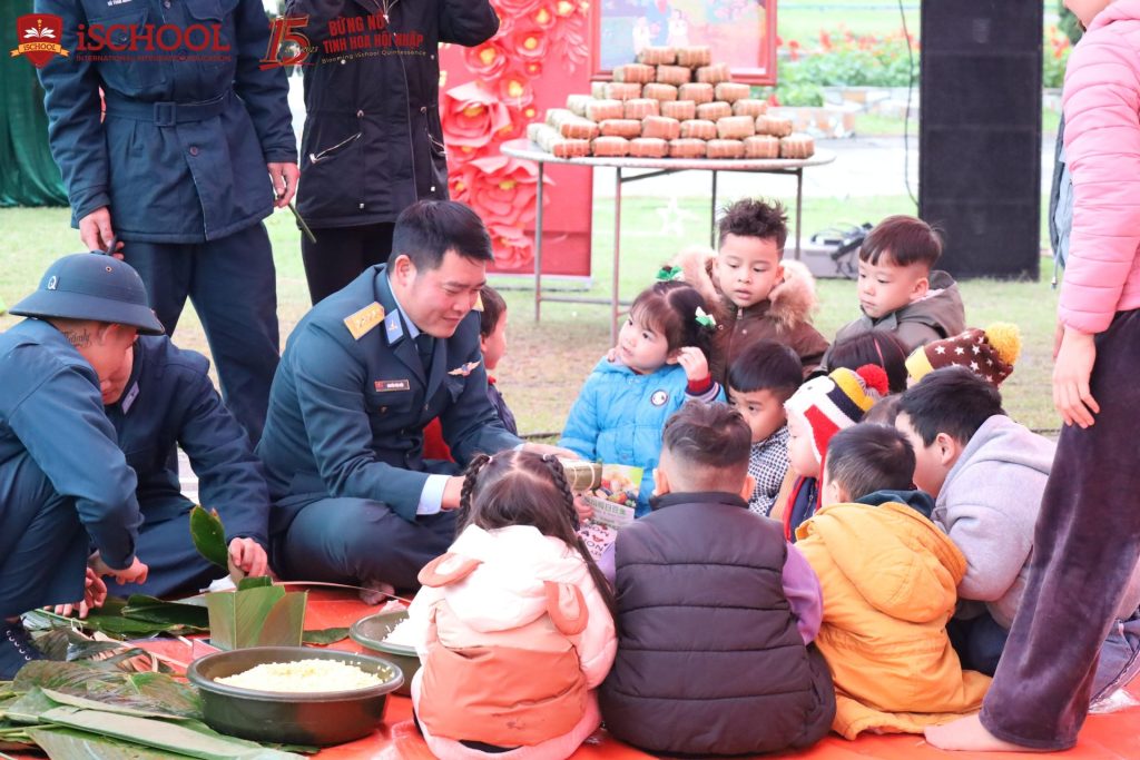 ẤM ÁP HÌNH ẢNH CÁC CHÚ BỘ ĐỘI CÙNG CÁC EM HỌC SINH iSCHOOL CẨM PHẢ GÓI BÁNH CHƯNG