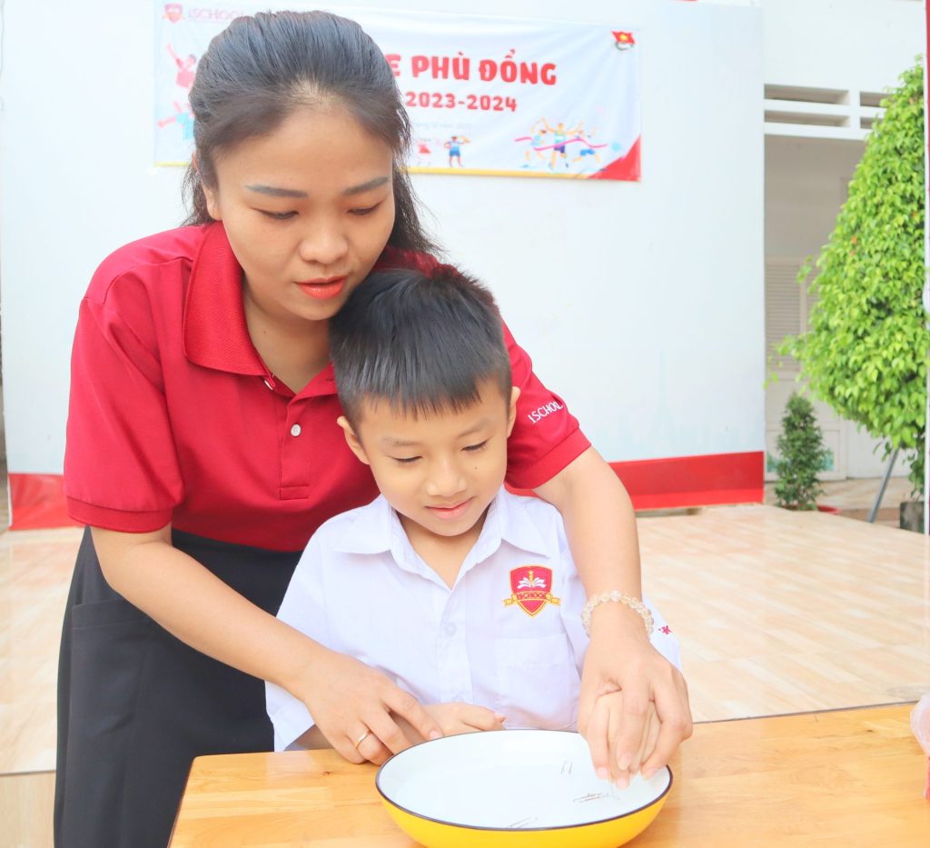 iSCHOOL LONG XUYÊN: iSERS KHỐI TIỂU HỌC HÀO HỨNG VỚI HOẠT ĐỘNG THÍ NGHIỆM