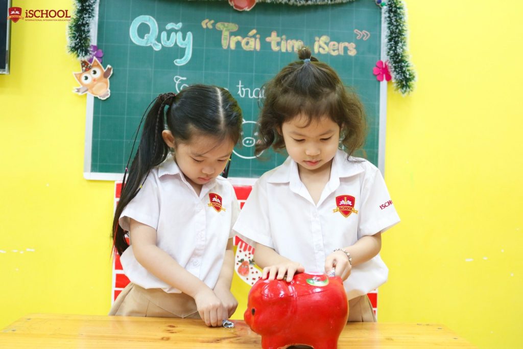 Hằng ngày, bạn nào muốn góp tiền thì chỉ cần bỏ vào trong heo đất.