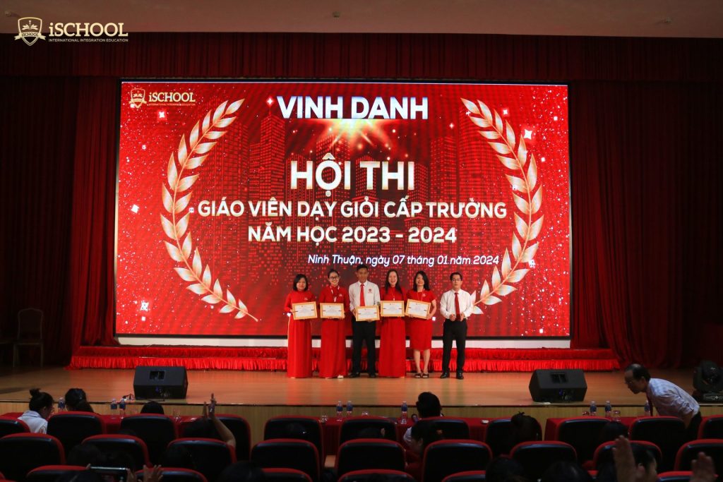 Vinh danh giáo viên dạy giỏi cấp trường