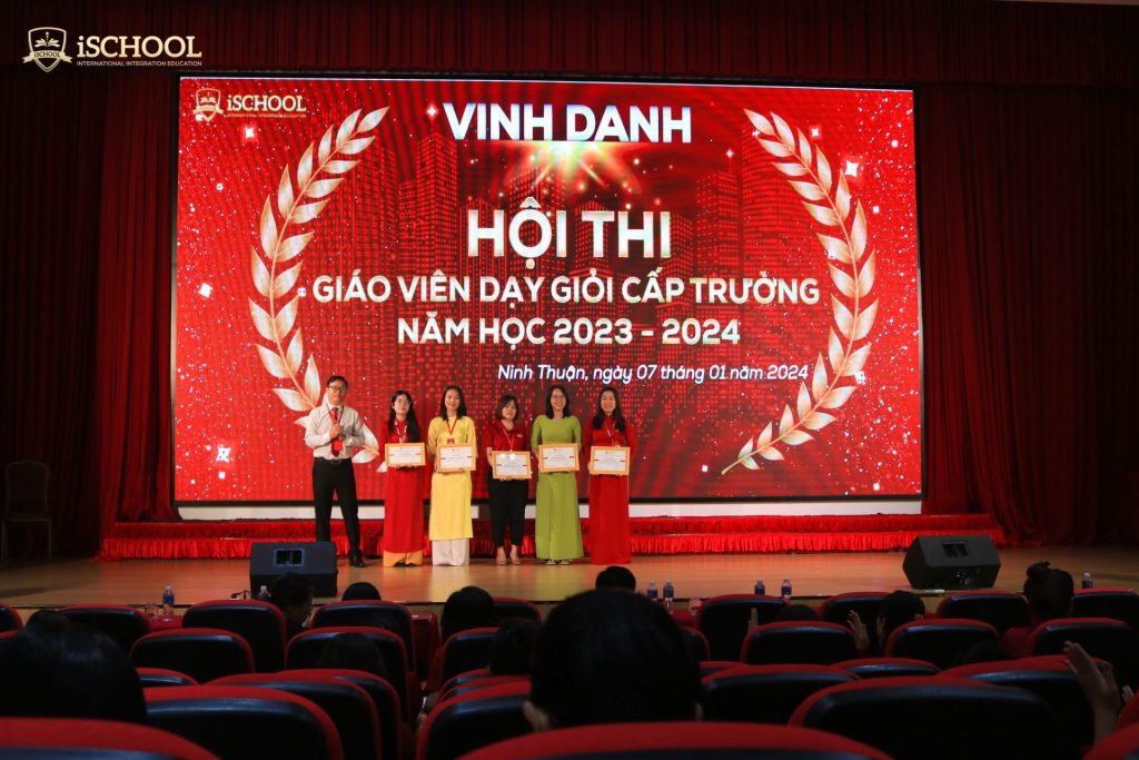 Giáo viên đạt Giải Nhì trong Hội thi Giáo viên dạy giỏi cấp trường năm học 2023 - 2024