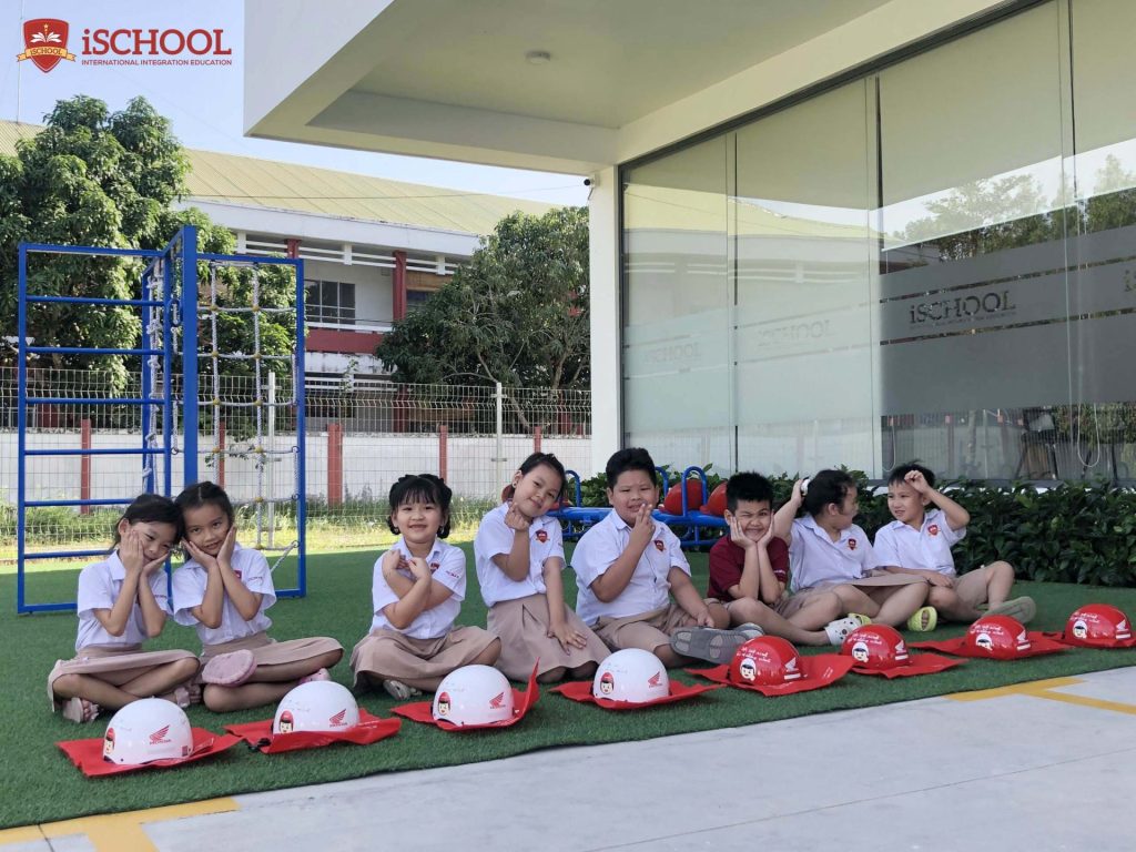 TIỂU HỌC iSCHOOL BẠC LIÊU: HONDA VIỆT NAM TRAO TẶNG NÓN BẢO HIỂM CHO HỌC SINH LỚP 1