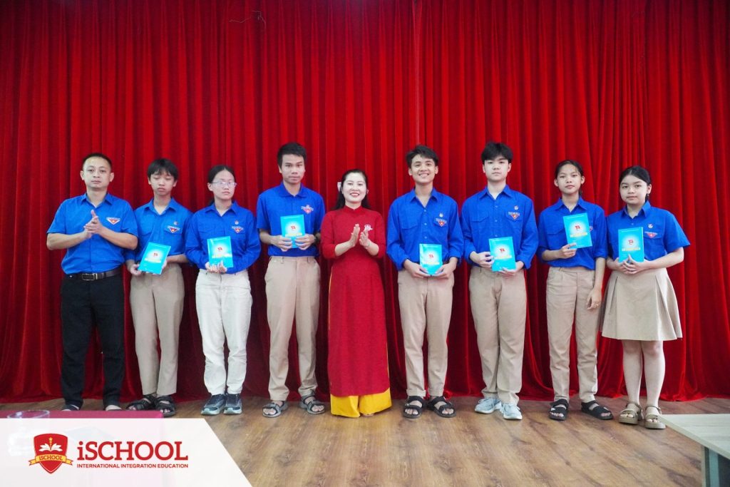iSCHOOL QUẢNG TRỊ: LỄ KẾT NẠP ĐOÀN VIÊN, ĐỘI VIÊN ƯU TÚ!