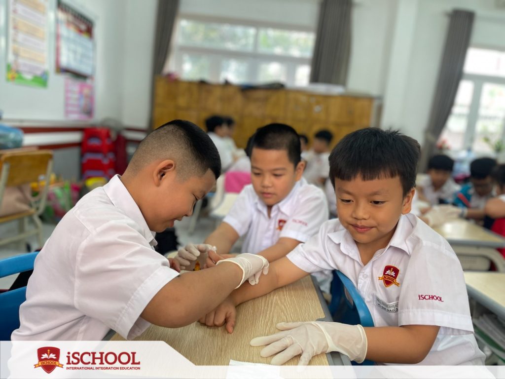 KỸ NĂNG BĂNG BÓ VẾT THƯƠNG – iSCHOOL QUY NHƠN