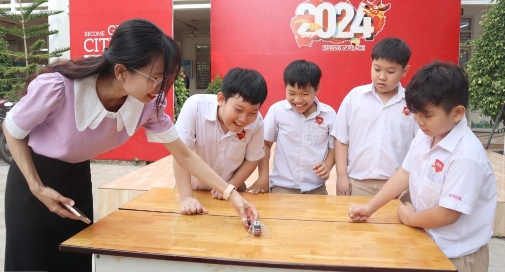 iSCHOOL LONG XUYÊN: SẢN PHẨM STEM “CHÚ NHỆN BIẾT ĐI”