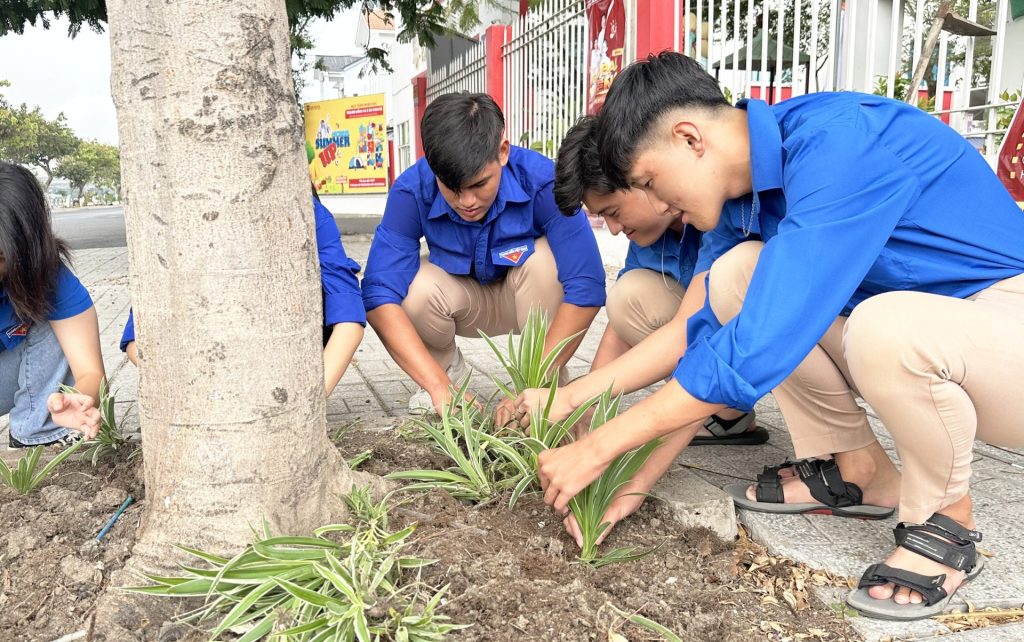 iSCHOOL LONG XUYÊN: TRONG MÀU ÁO XANH XUNG KÍCH