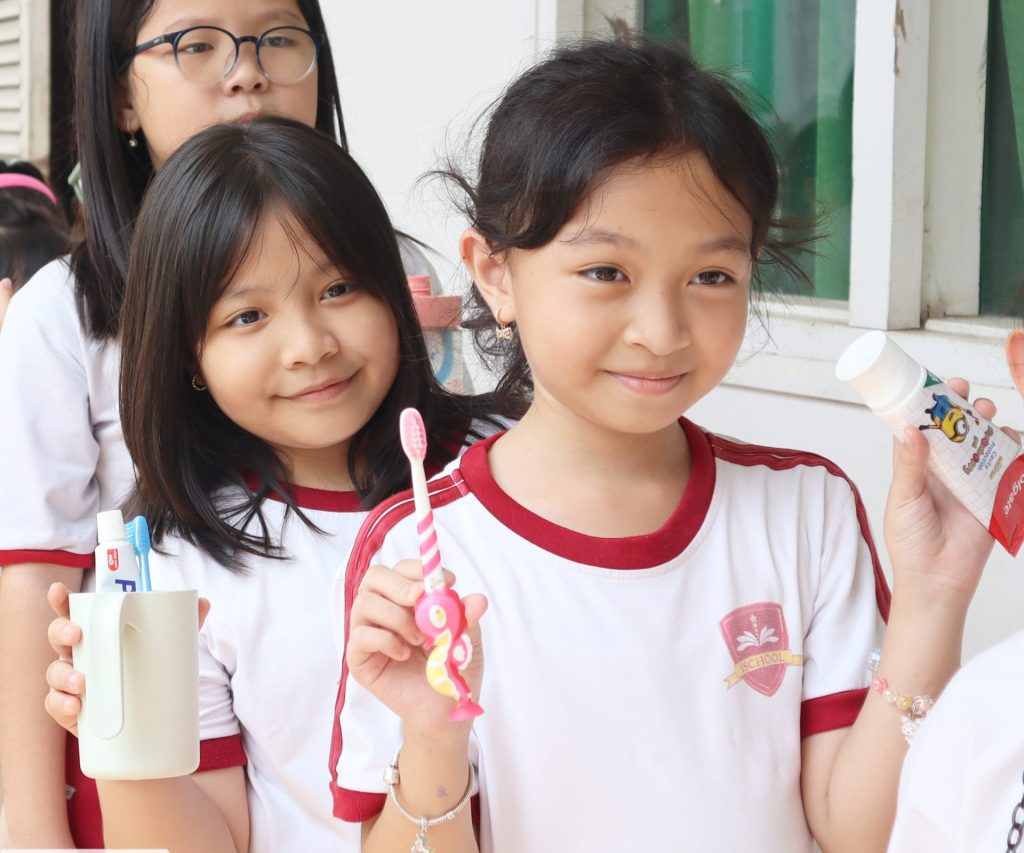 iSCHOOL LONG XUYÊN: CÙNG CON VỆ SINH RĂNG MIỆNG