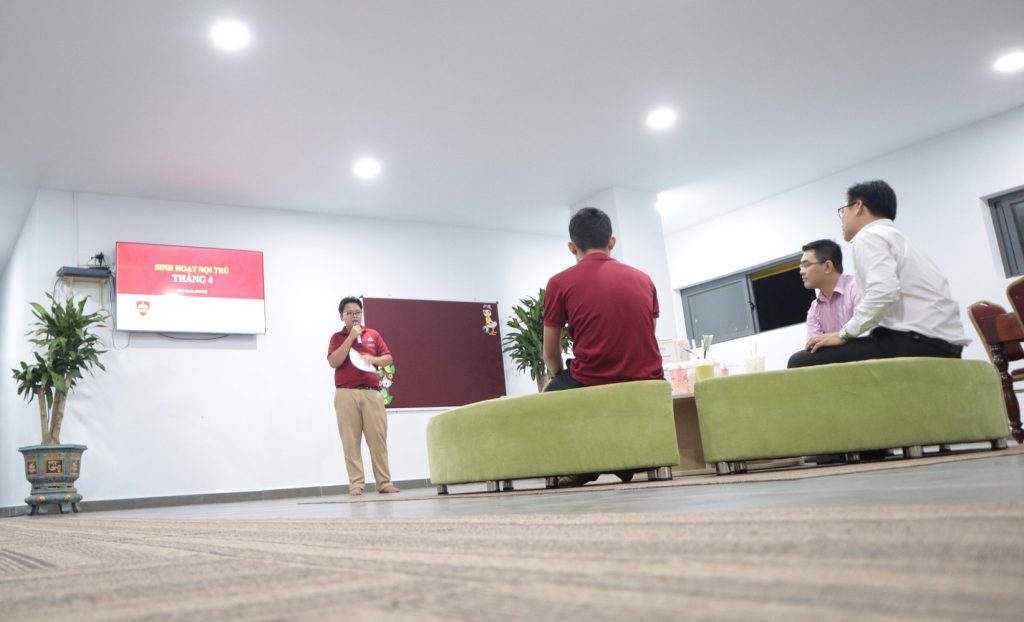 Mỗi tháng một lần, các iSers sẽ có các buổi sinh hoạt, trải nghiệm theo chủ đề, chủ điểm