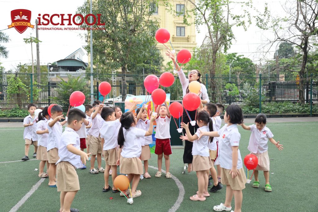 [MN] BAY CAO NHỮNG NỤ CƯỜI CÙNG CHIẾC KHINH KHÍ CẦU iSCHOOL !