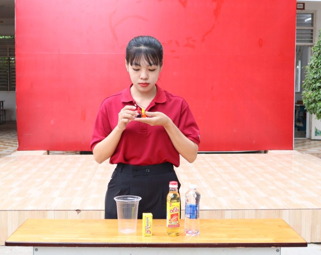 iSCHOOL LONG XUYÊN: THÍ NGHIỆM “PHÁO HOA NỞ TRONG NƯỚC”