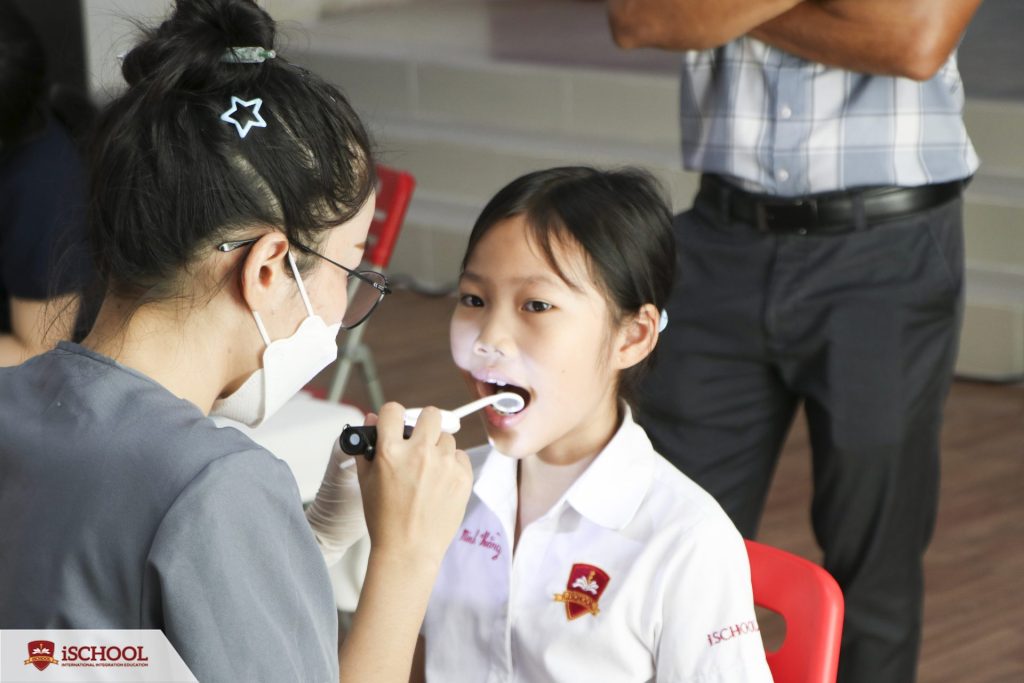 iSchool Trà Vinh kiểm tra sức khỏe răng miệng cho học sinh Tiểu học