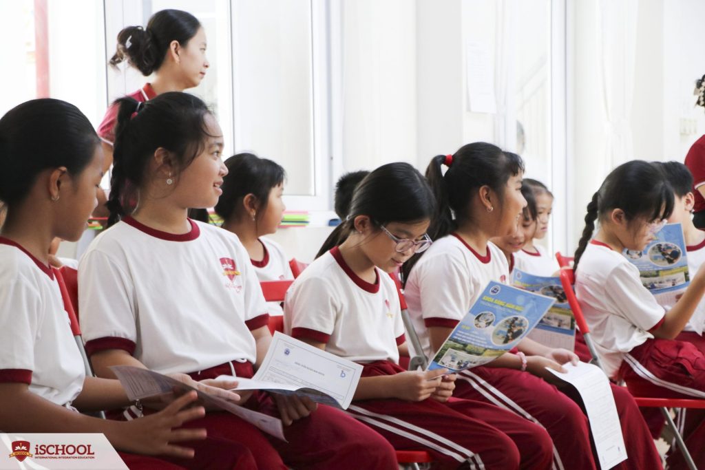 học sinh iSchool háo hức chờ tới lượt khám sức khoẻ răng miệng