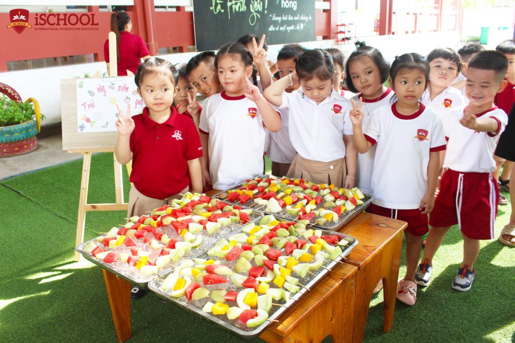 TRẺ HỌC CÁCH BÁN HÀNG VÀ THƯỞNG THỨC ẨM THỰC TẠI “NGÀY HỘI ẨM THỰC”