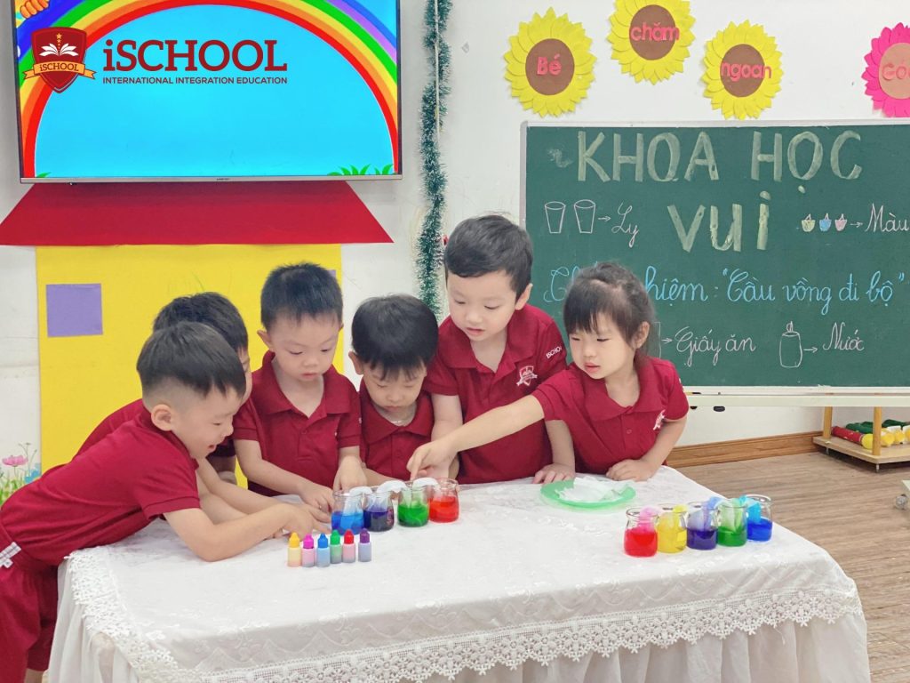 THÍ NGHIỆM KHOA HỌC VUI “CẦU VỒNG ĐI BỘ” LỚP KINDY 3.1