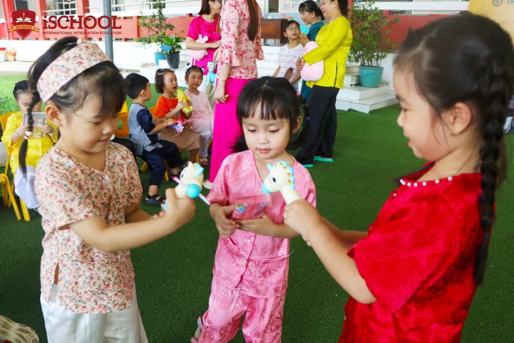 PHIÊN CHỢ ĐỔI QUÀ – HỌC HỎI QUA HÀNH ĐỘNG THỰC TẾ