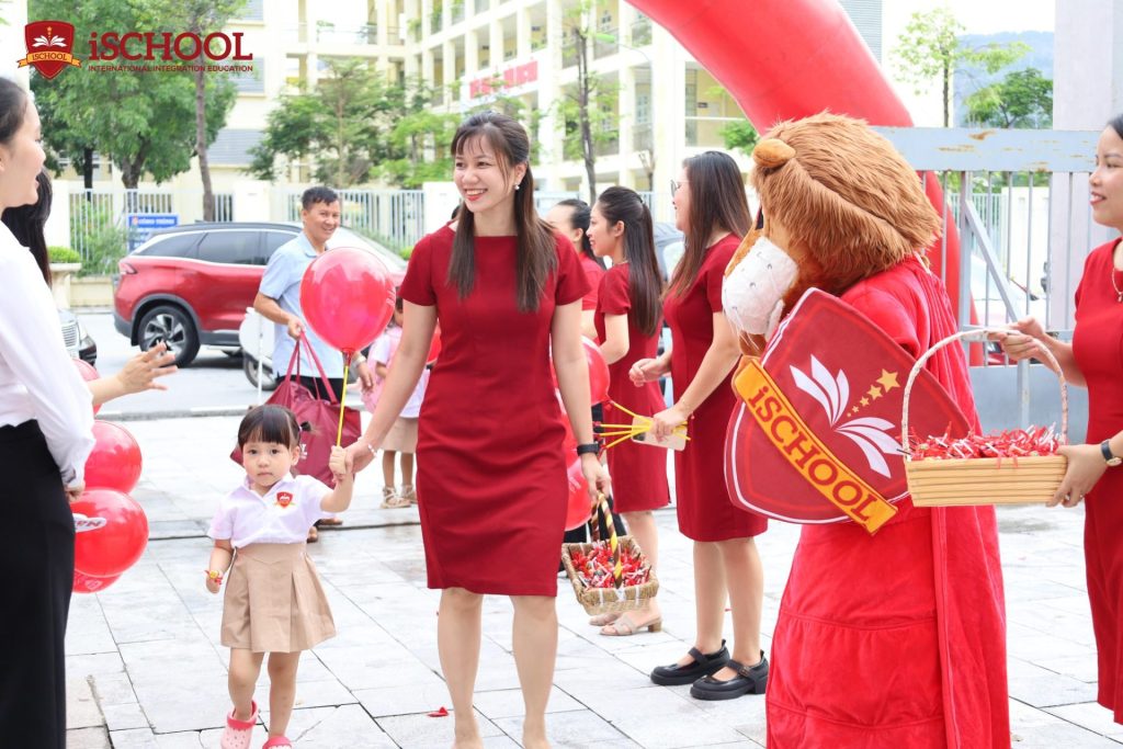 TƯNG BỪNG NGÀY HỘI BACK TO SCHOOL TẠI iSCHOOL CẨM PHẢ