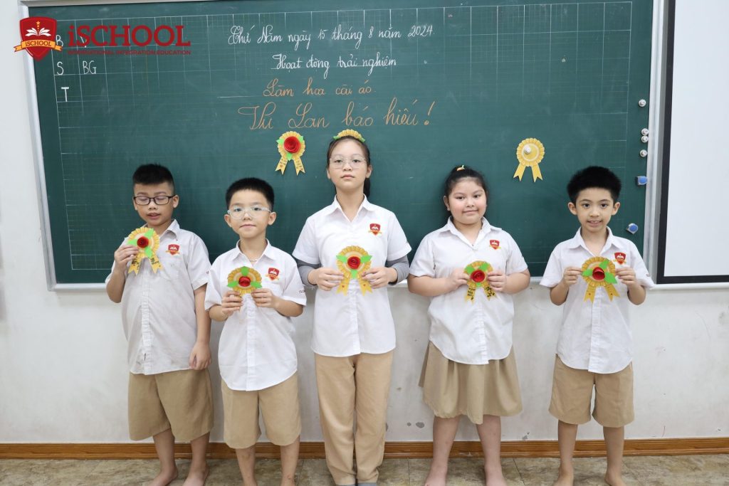 NGÀY VU LAN LÀM “HOA HỒNG CÀI ÁO”
