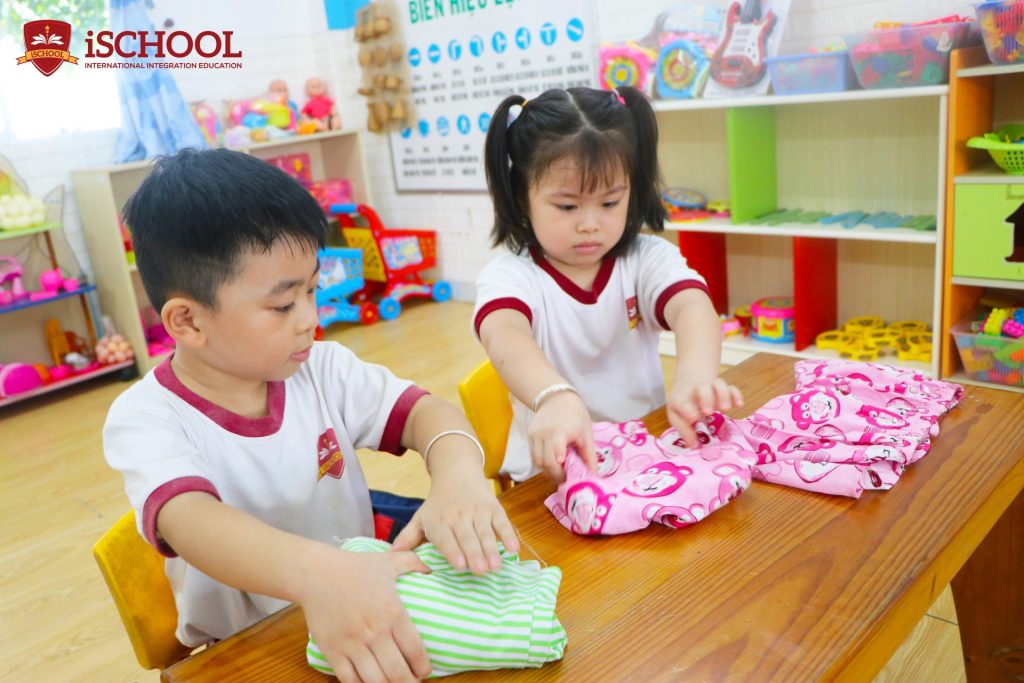 KỸ NĂNG: TRẺ TỰ XẾP QUẦN ÁO