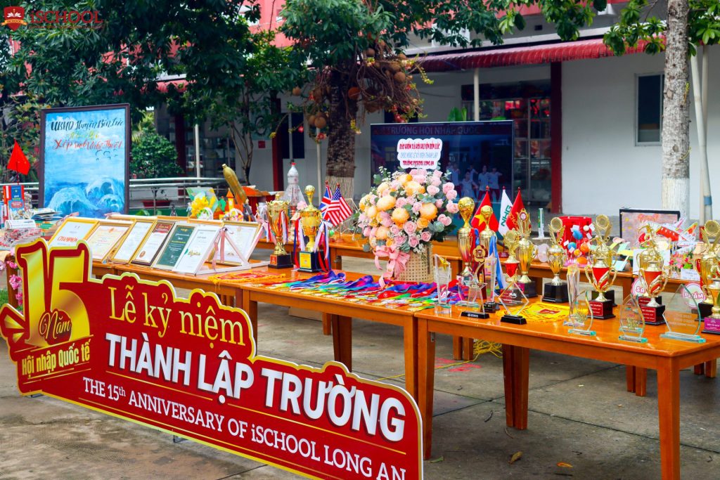 Góc triển lãm ấn tượng thành tích của giáo viên/nhân viên và học sinh trong Lễ kỷ niệm 15 năm thành lập trường
