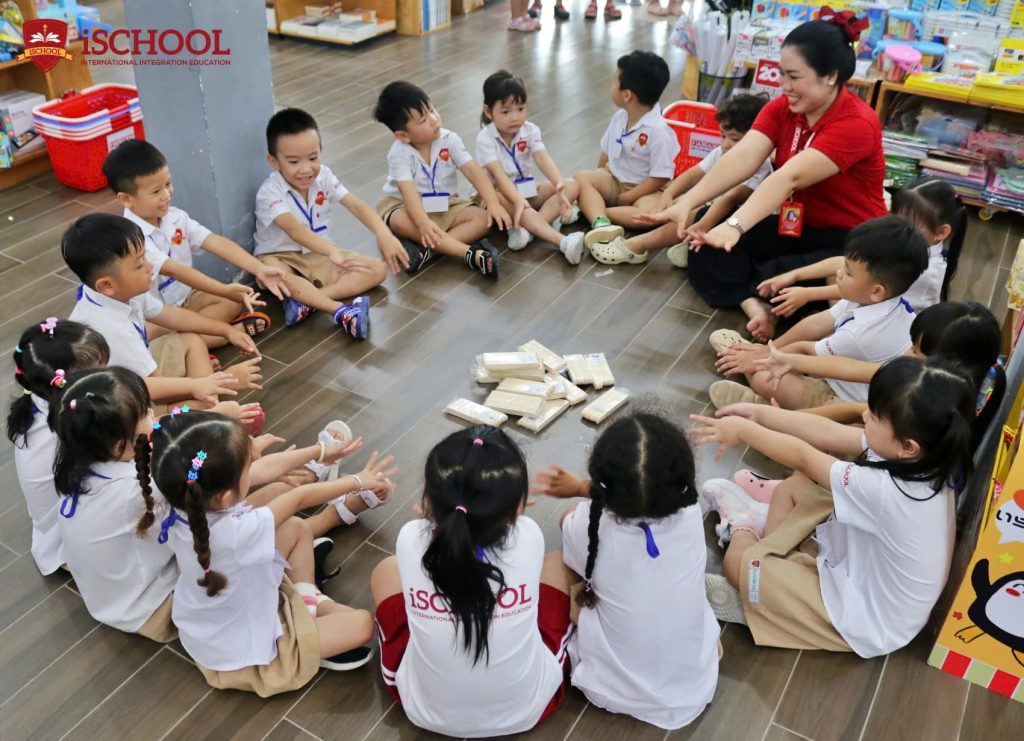 Khám phá không gian sách: iSers trải nghiệm “Em đi nhà sách” đầy sắc màu