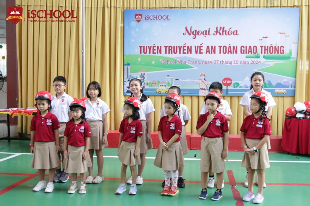 iSCHOOL NHA TRANG: TUYÊN TRUYỀN AN TOÀN GIAO THÔNG CHO HỌC SINH CẤP TIỂU HỌC