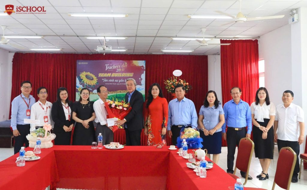 Ngày 20/11: Lãnh đạo tỉnh thăm, chúc mừng iSchool Ninh Thuận