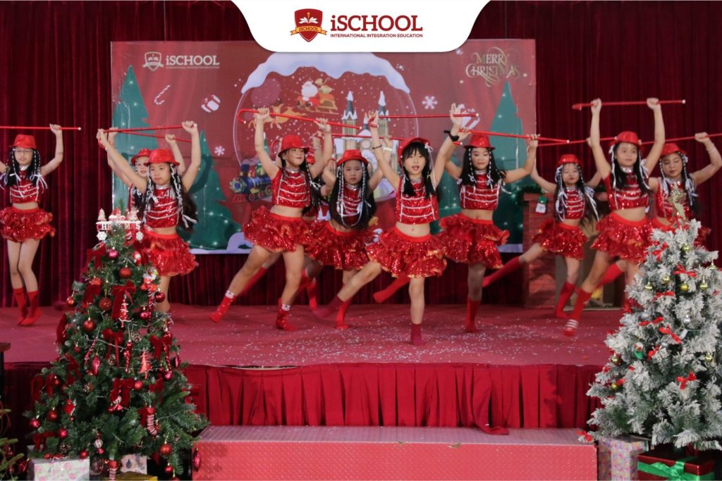 iSCHOOL NHA TRANG: TỔ CHỨC LỄ HỘI GIÁNG SINH ĐẦY SẮC MÀU VỚI CHỦ ĐỀ “iSCHOOL JINGLE BELLS”