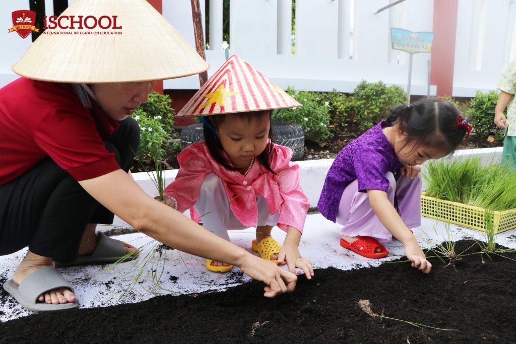 Trải nghiệm “Một ngày làm nông dân” của bé