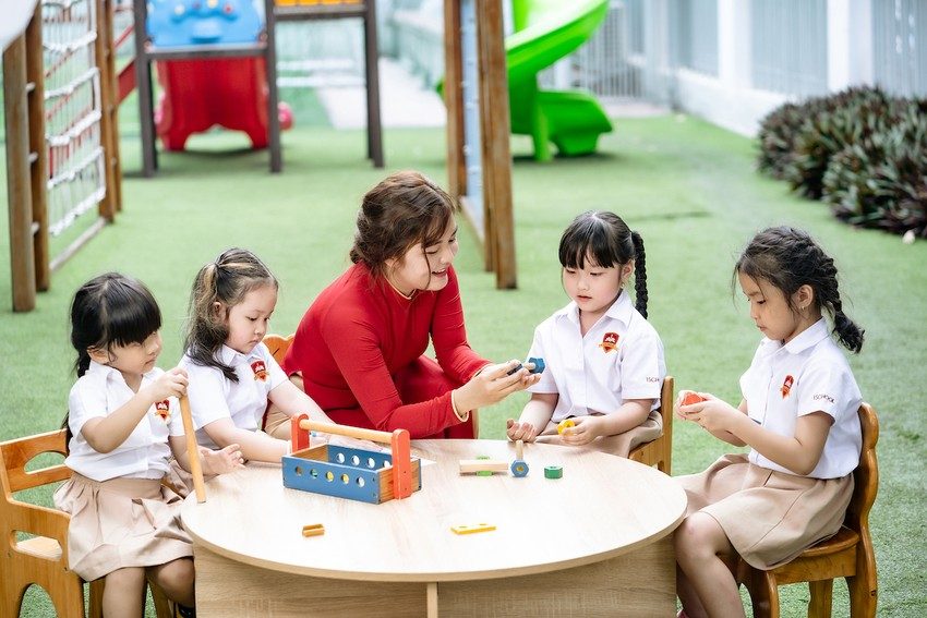  Tập trung lắng nghe cuộc trò chuyện
