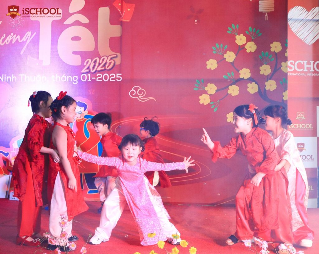 iSchool Ninh Thuận: Xuân Hương Tết 2025 “Gắn Kết Gia Đình”