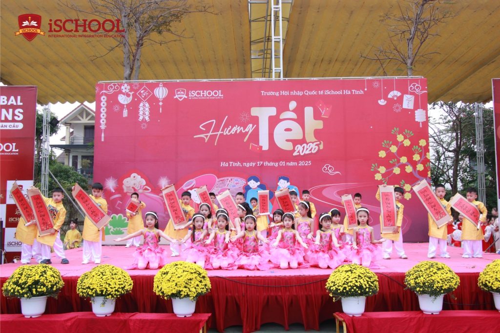 iSchool Hà Tĩnh rộn ràng Hội chợ Xuân “Hương Tết 2025”