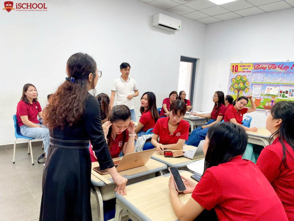 Đội ngũ giáo viên lên phương án chuyên môn cho sự kiện iSchool Tour