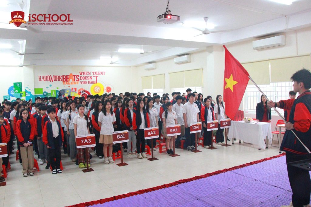 Lễ chào cờ đầu tháng: Vinh danh học sinh xuất sắc