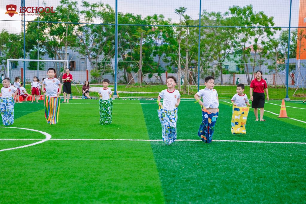 Các bạn học sinh đang chơi trên sân cỏ