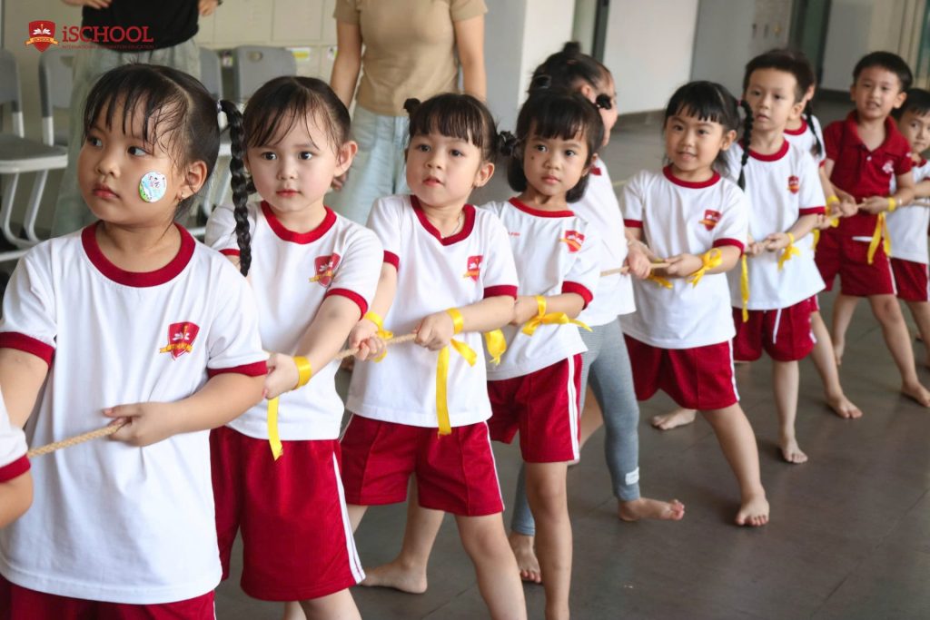 Hình ảnh học sinh mặc đồng phục thể thao