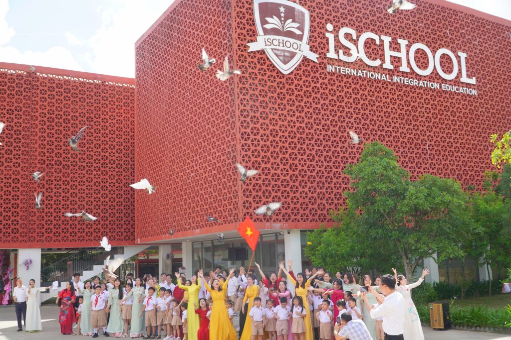 iSCHOOL QUẢNG TRỊ KHAI GIẢNG NĂM HỌC 2025 – 2026 VÀ LỄ KỶ NIỆM 80 NĂM TRUYỀN THỐNG NGÀNH GIÁO DỤC (1945 – 2025)
