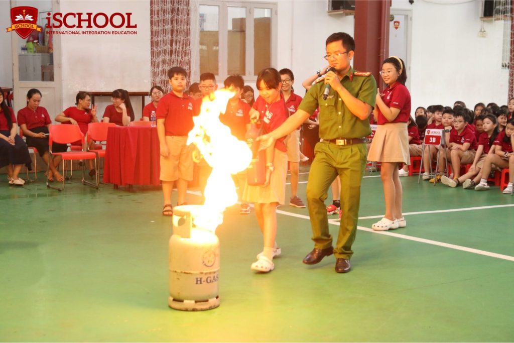 iSCHOOL NHA TRANG: TỔ CHỨC NGOẠI KHÓA KỸ NĂNG PHÒNG CHÁY CHỮA CHÁY – BẢO VỆ BẢN THÂN & GIA ĐÌNH