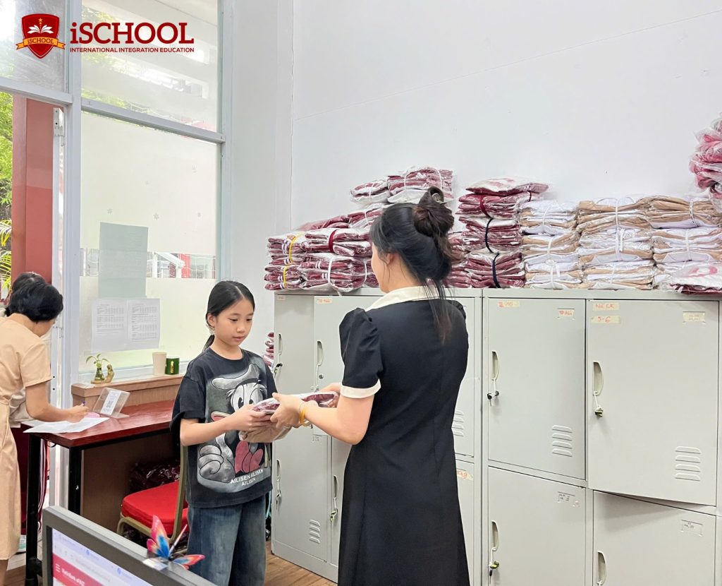 iSCHOOL NHA TRANG: LAN TỎA YÊU THƯƠNG, HỖ TRỢ HỌC SINH VÀ THẦY CÔ SAU ĐỢT MƯA LŨ