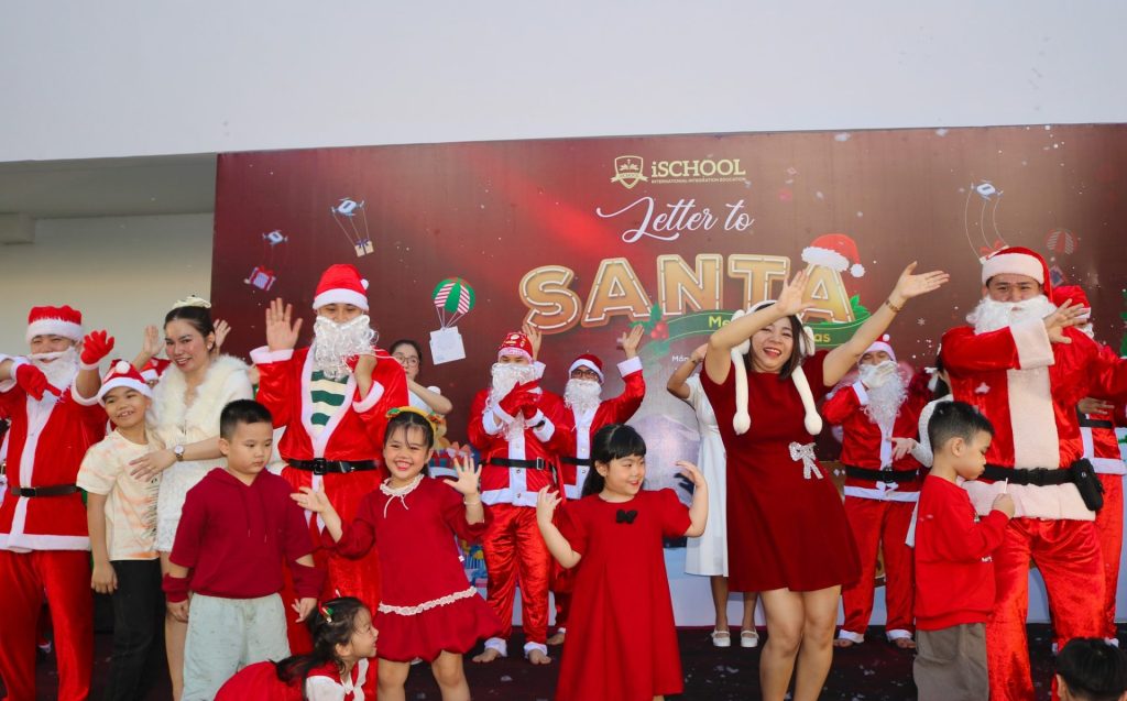 Ông già Noel phát quà cho các bé mầm non