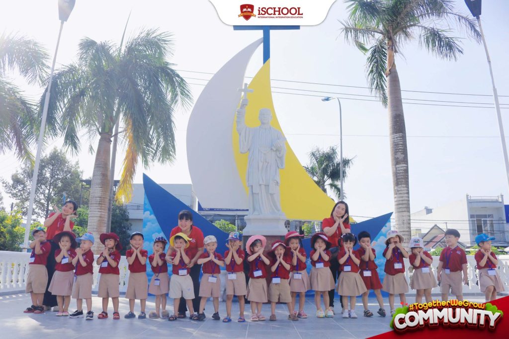 Các bé iSers Trường Mầm non iSchool Bạc Liêu tham quan Nhà thờ Đức Mẹ Hồn Xác Lên Trời