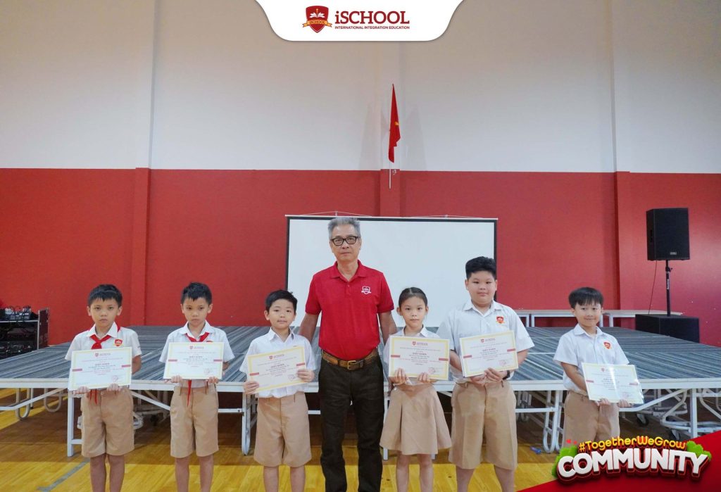Chào cờ đầu tuần tại Trường Tiểu học HNQT iSchool Bạc Liêu: Tuyên dương học sinh đạt thành tích cao IOE cấp trường năm học 2025 – 2026