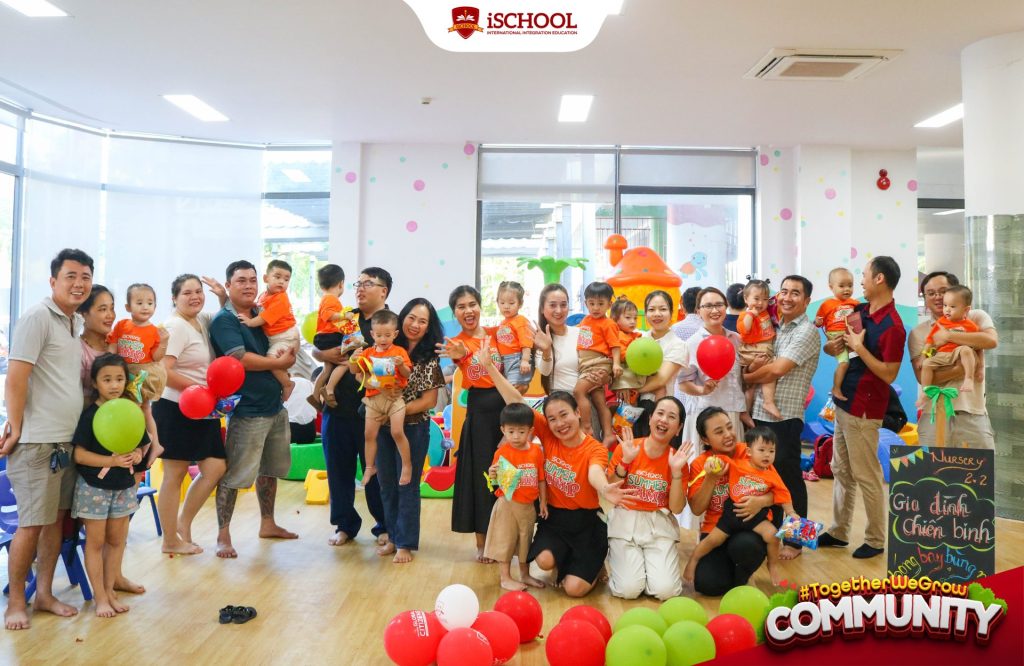 Phụ huynh và các bé lớp Nursery cùng chụp ảnh kỷ niệm