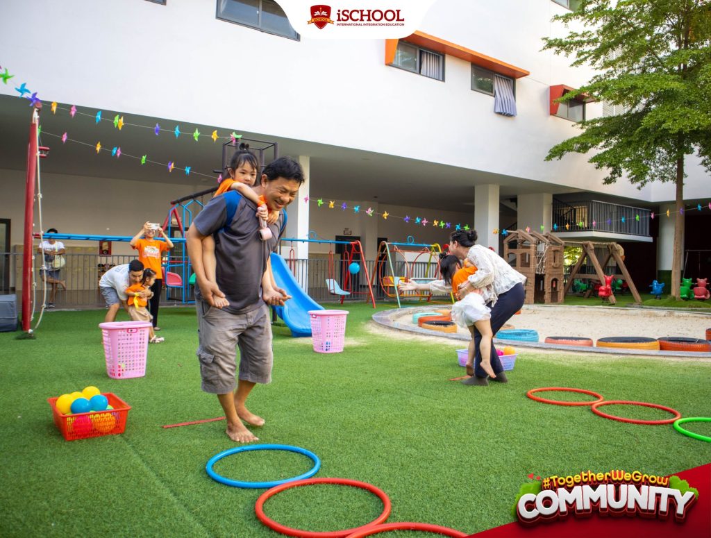 Ba mẹ cùng con tham gia hoạt động vui chơi tại trạm Kindy 4