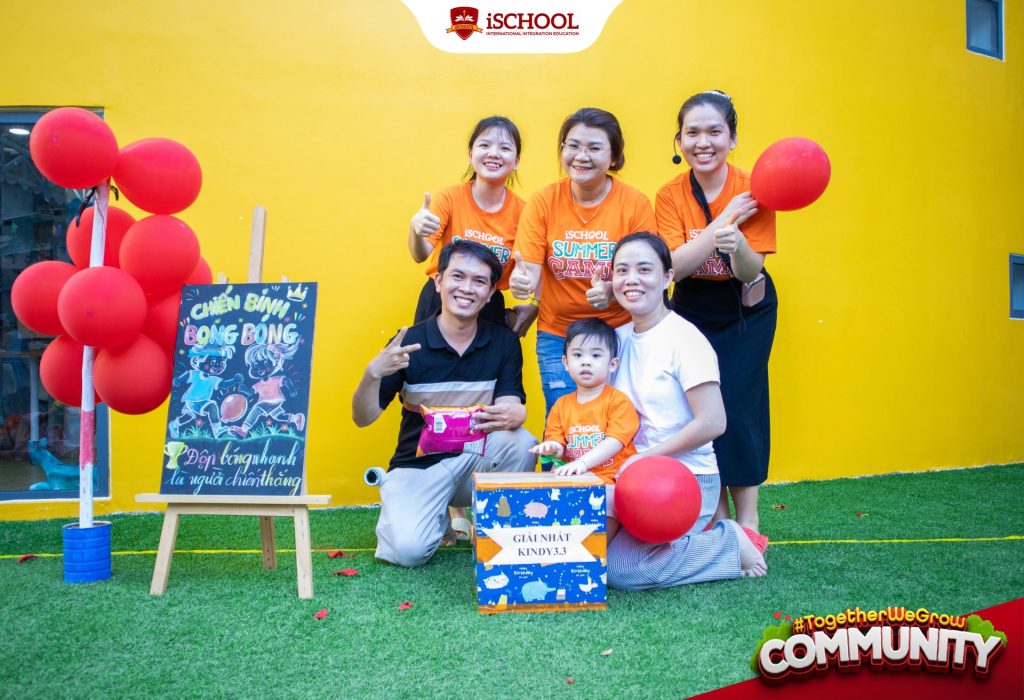 Cô Nguyễn Thị Thanh - Hiệu trưởng Trường Mầm non iSchool Ninh Thuận tham gia hoạt động cùng phụ huynh và các bé