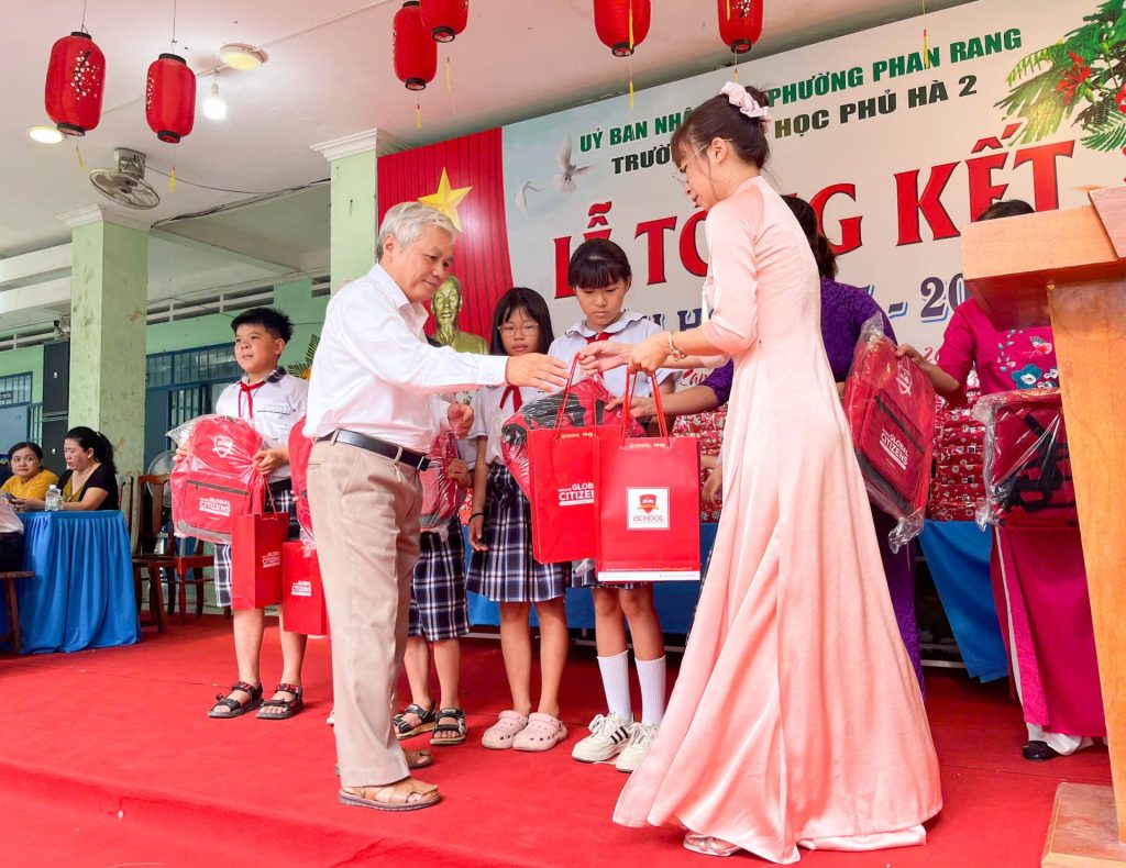 iSchool Ninh Thuận Trao Học Bổng Cho Học Sinh Tiêu Biểu Tại 07 Trường Học