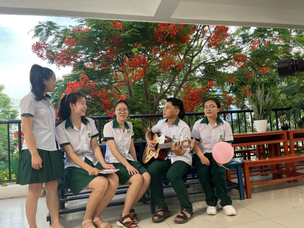 Từ cựu học sinh đến giáo viên, cô Thiêm (thứ 2, bên trái) tiếp tục đồng hành cùng nhiều thế hệ học sinh dưới mái trường iSchool Ninh Thuận 
